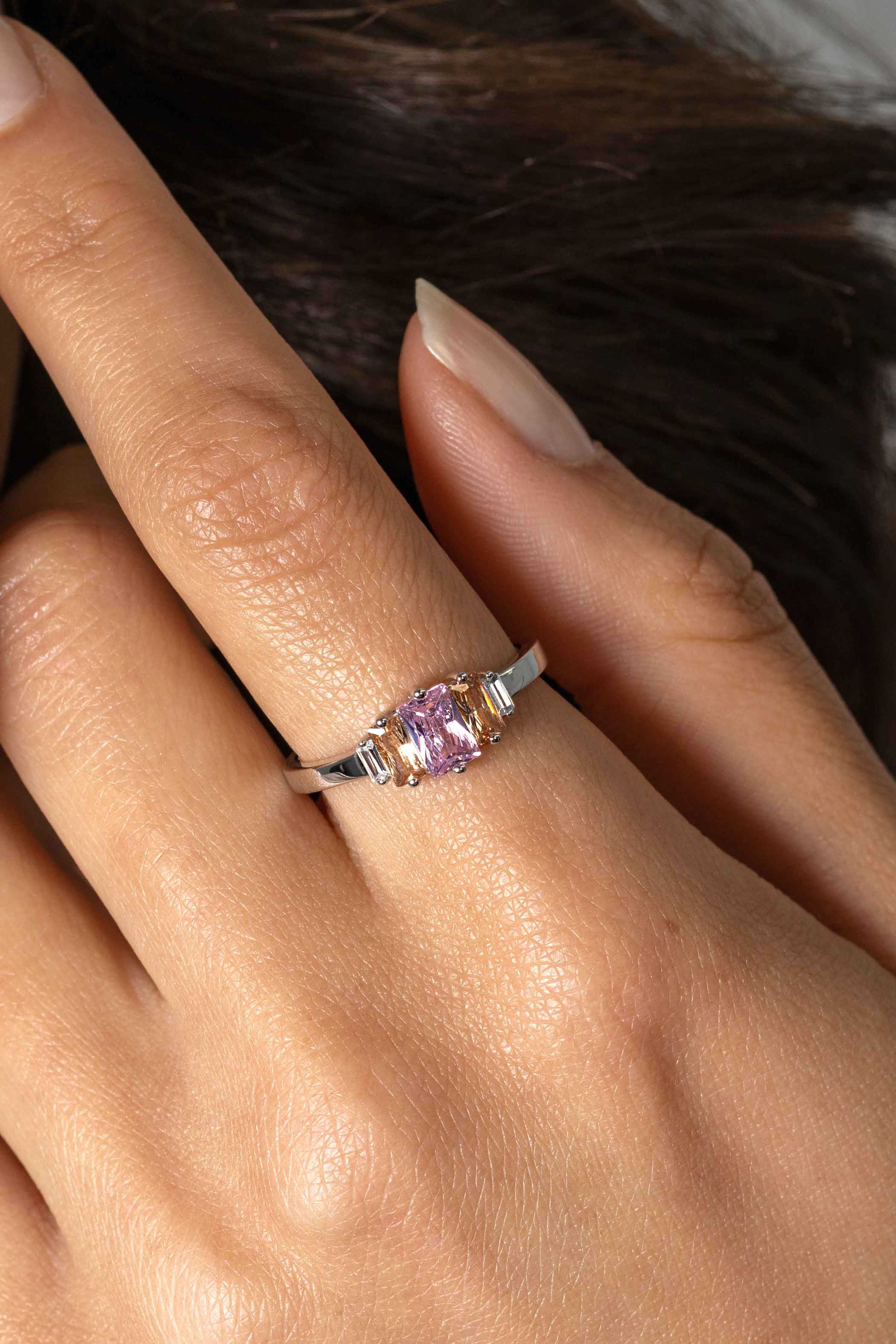 ZINZI zilveren ring, bezet met baguette geslepen zirconia's in de kleuren wit, champagne en roze ZIR2490