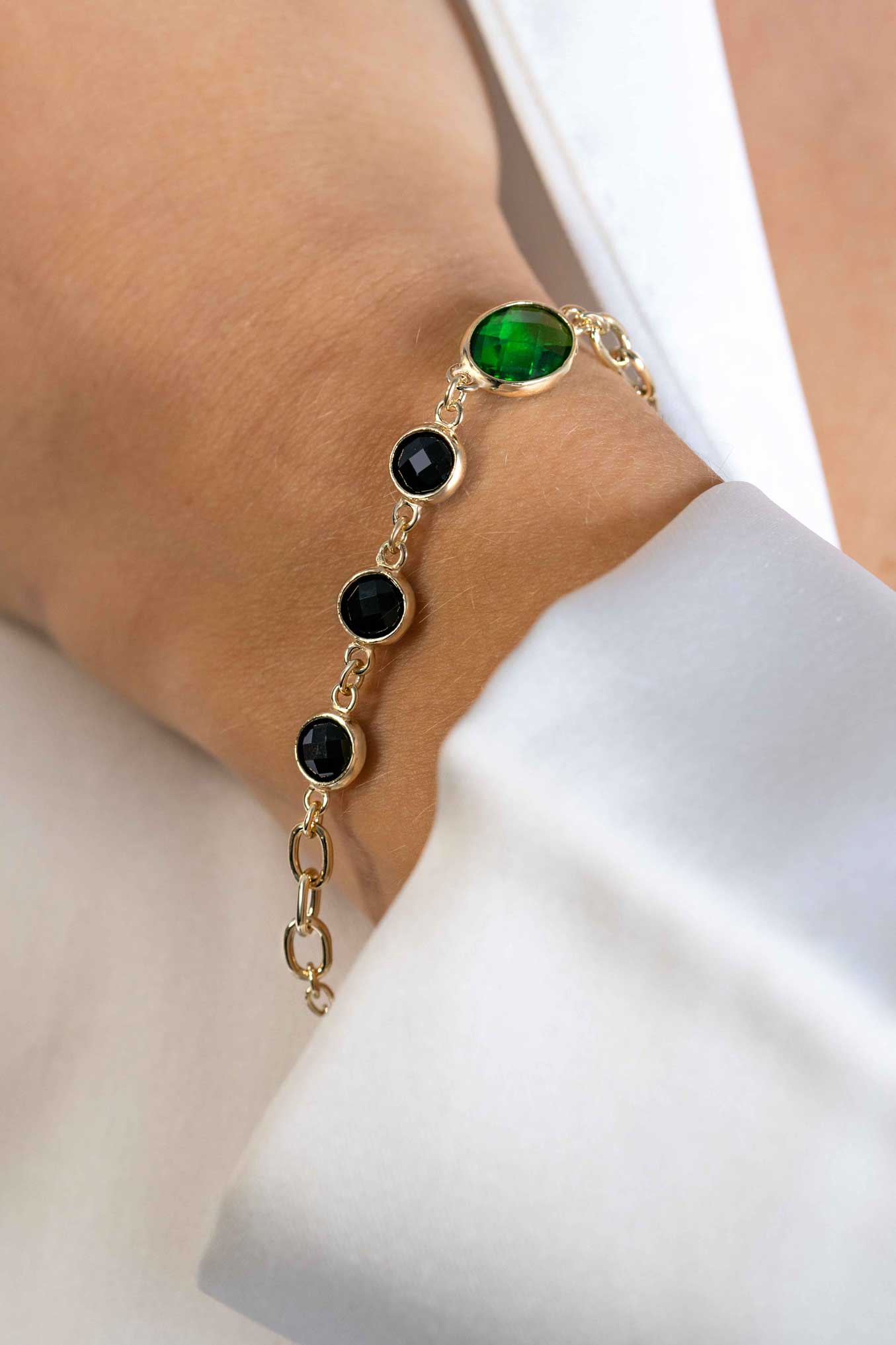 ZINZI gold plated zilveren schakel armband met drie ronde zettingen zwart en ovale zetting groen 17-20 cm ZIA2389