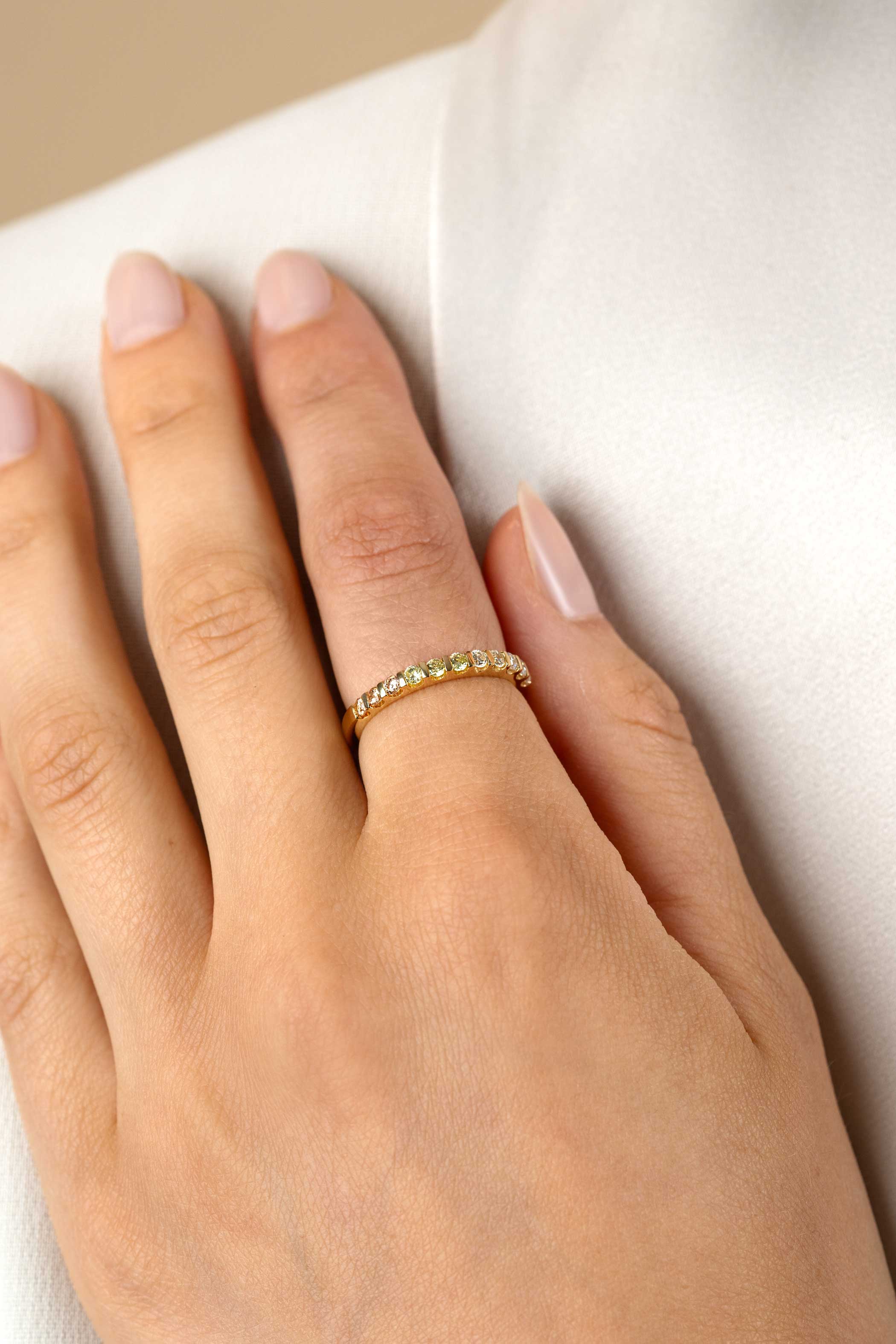 ZINZI gold plated zilveren aanschuifring 2mm breed bezet met champagne, peridot en witte zirconia's ZIR2612