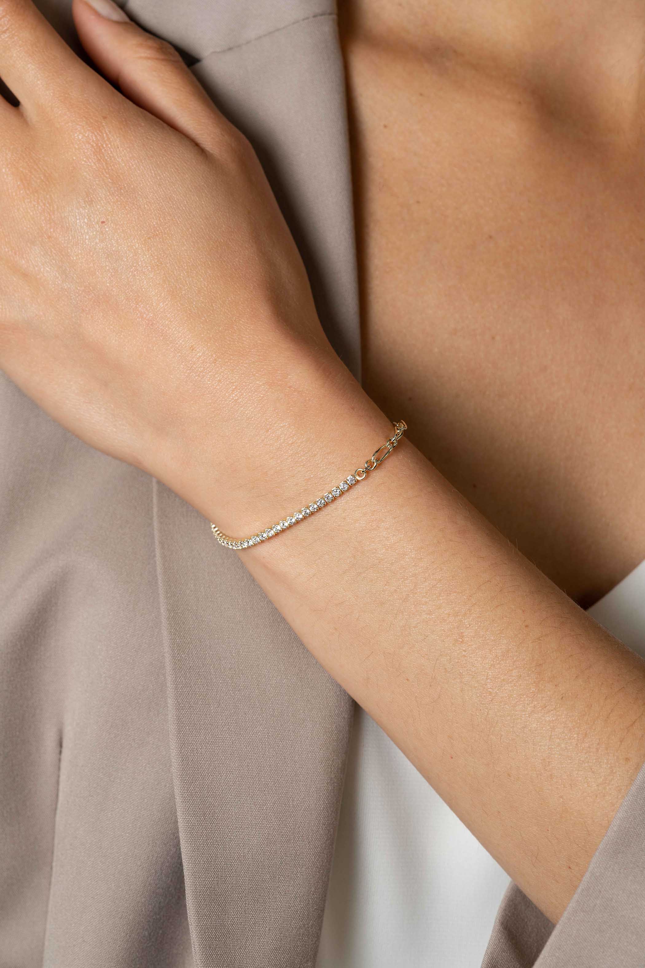 ZINZI gold plated zilveren fantasie schakel armband (2,3mm breed) waarbij de ene helft bezet is met witte zirconia's 17-20cm ZIA2460Y