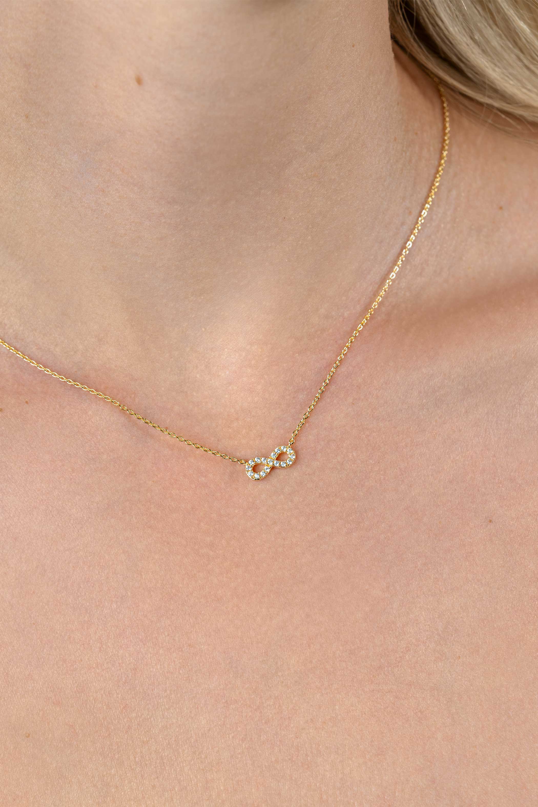 ZINZI gold plated zilveren ketting met Infinity teken, vol bezet met witte zirconia's 42-45cm ZIC2597Y