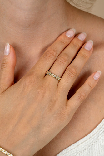 ZINZI gold plated zilveren ring (4mm breed) bezet met witte zirkonia's ZIR2686Y