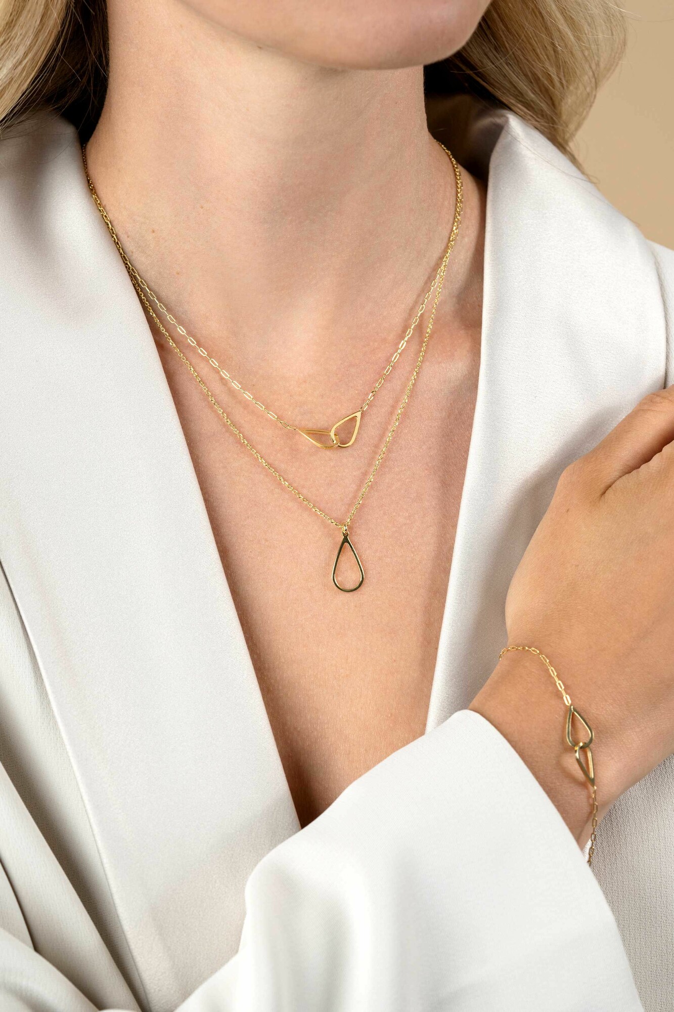 ZINZI gold plated zilveren ketting met paperclip-schakels, waarbij in het midden twee druppelvormen mooi met elkaar verbonden zijn 42-45cm ZIC2634