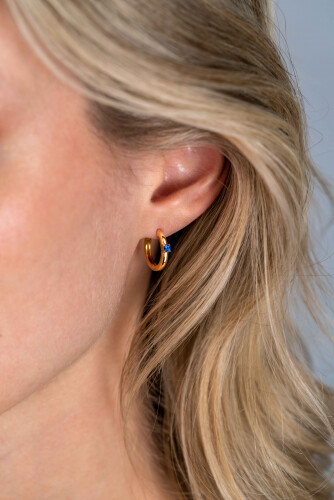 SEPTEMBER oorringen 13mm gold plated met geboortesteen blauw saffier zirconia
