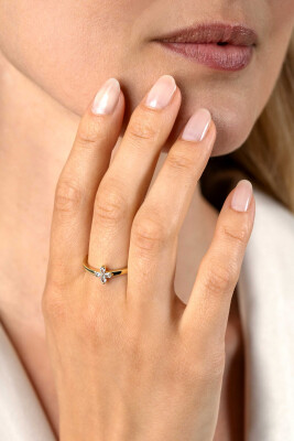 ZINZI gold plated zilveren ring met bloem (7,5mm), bezet met vier druppelvormige witte zirconia's ZIR2624