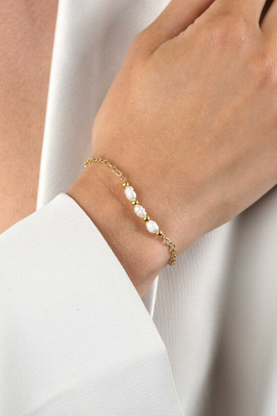 ZINZI gold plated zilveren schakelarmband met drie witte natuurlijk gevormde zoetwaterparels in het midden 17-19cm ZIA2643