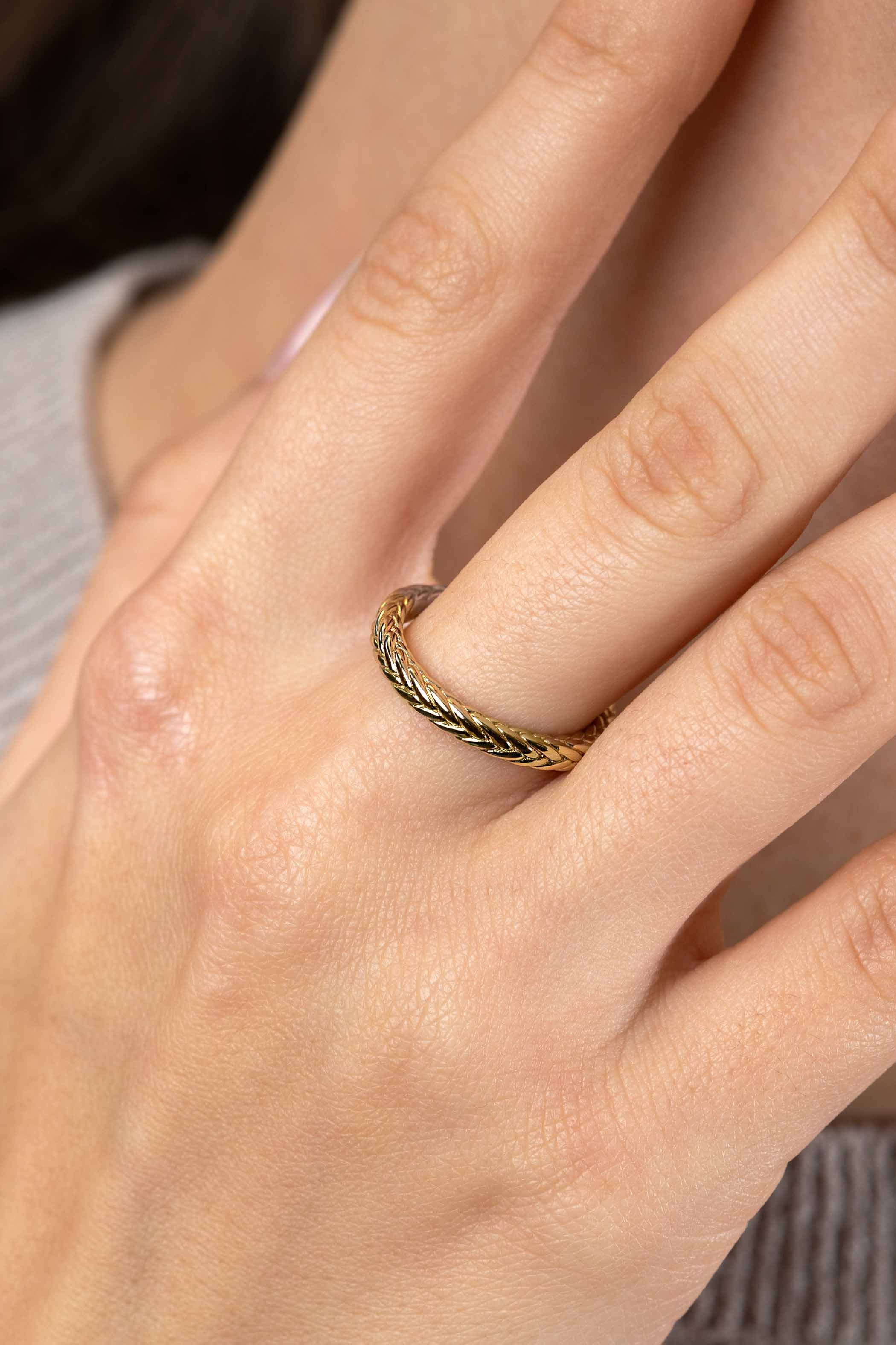 ZINZI gold plated zilveren ring met sierlijk gevlochten touweffect 2,6mm breed ZIR2553G