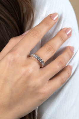 ZINZI zilveren brede ring met zeshoeksvormen, bezet met witte zirconia's ZIR2543